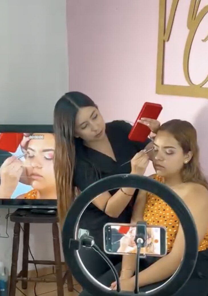 Michelle Corona guiando una aplicación de maquillaje durante una clase en el estudio