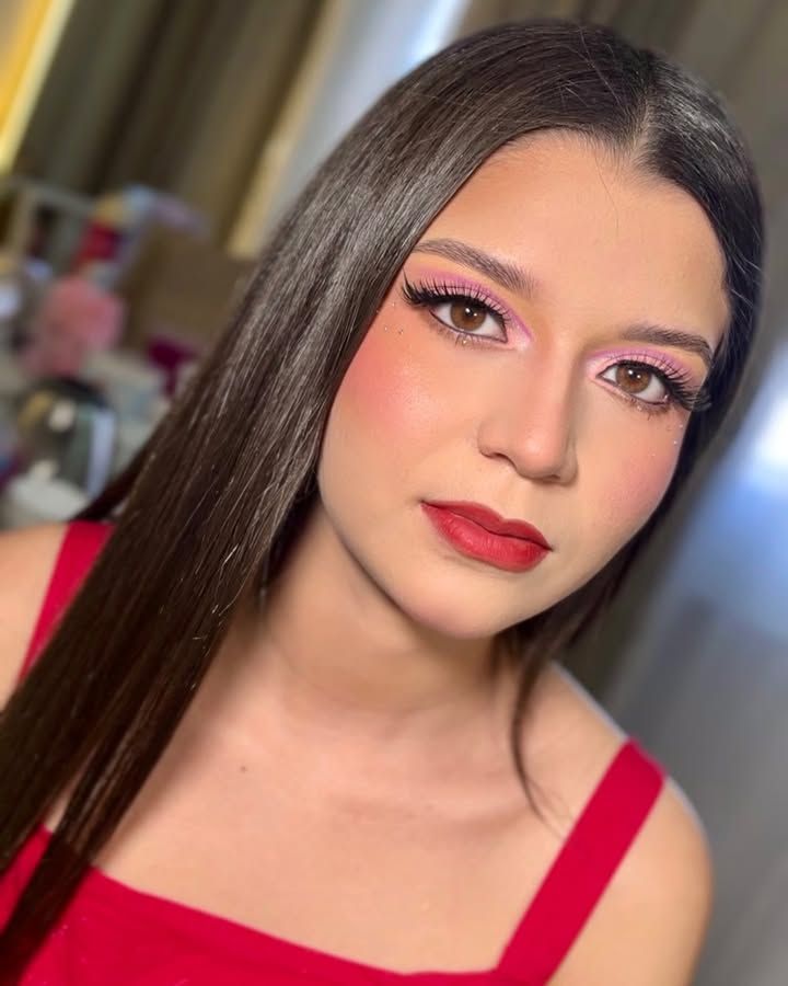 Maquillaje de ojos en tonos rosados y labios rojos con vestido del mismo color