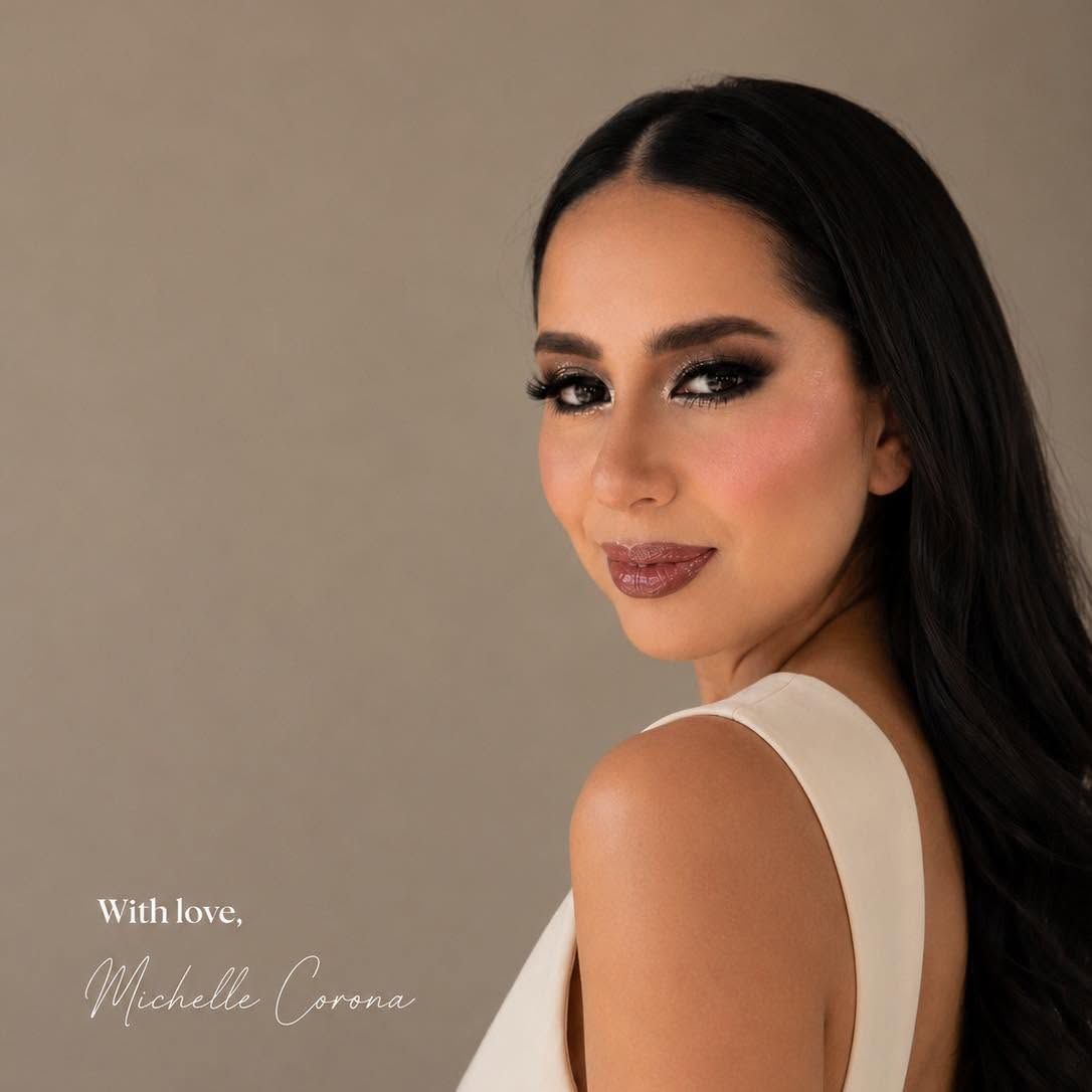 Michelle Corona con maquillaje de ojos definido, piel luminosa y labios nude