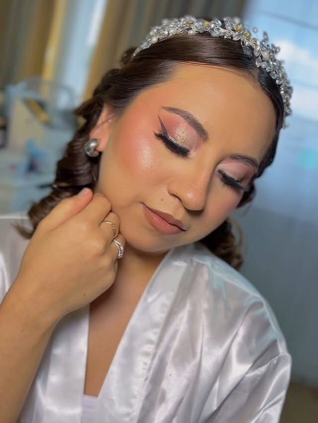 Novia con tocado de perlas, ojos cerrados y sombras rosadas