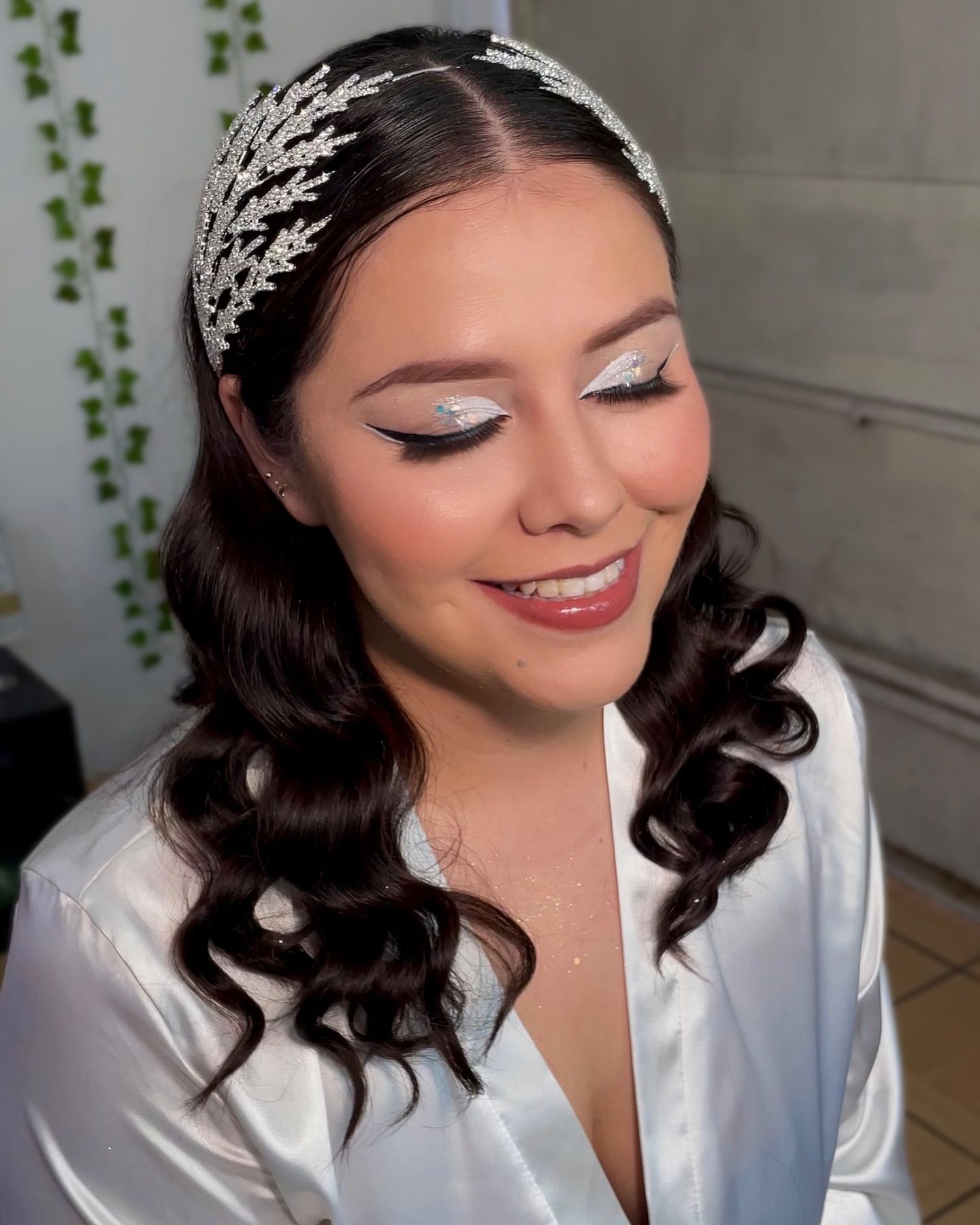 Novia con maquillaje luminoso y tocado de cristales, maquillada por Michelle Corona Studio en Morelia