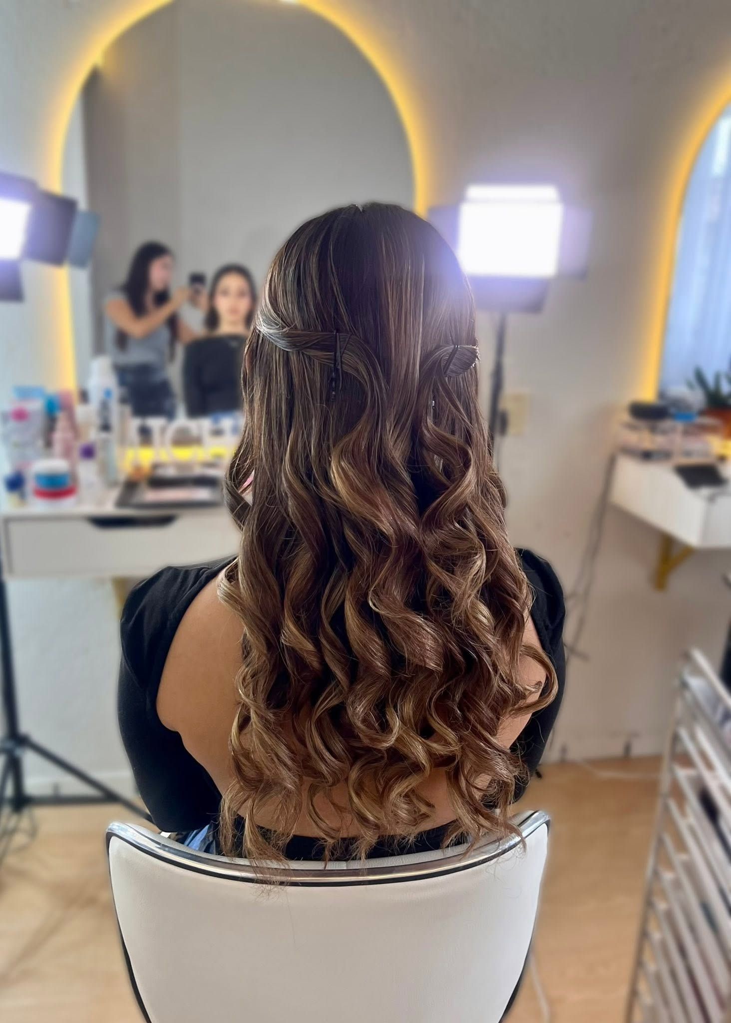Vista posterior de ondas largas con reflejos castaños y dorados