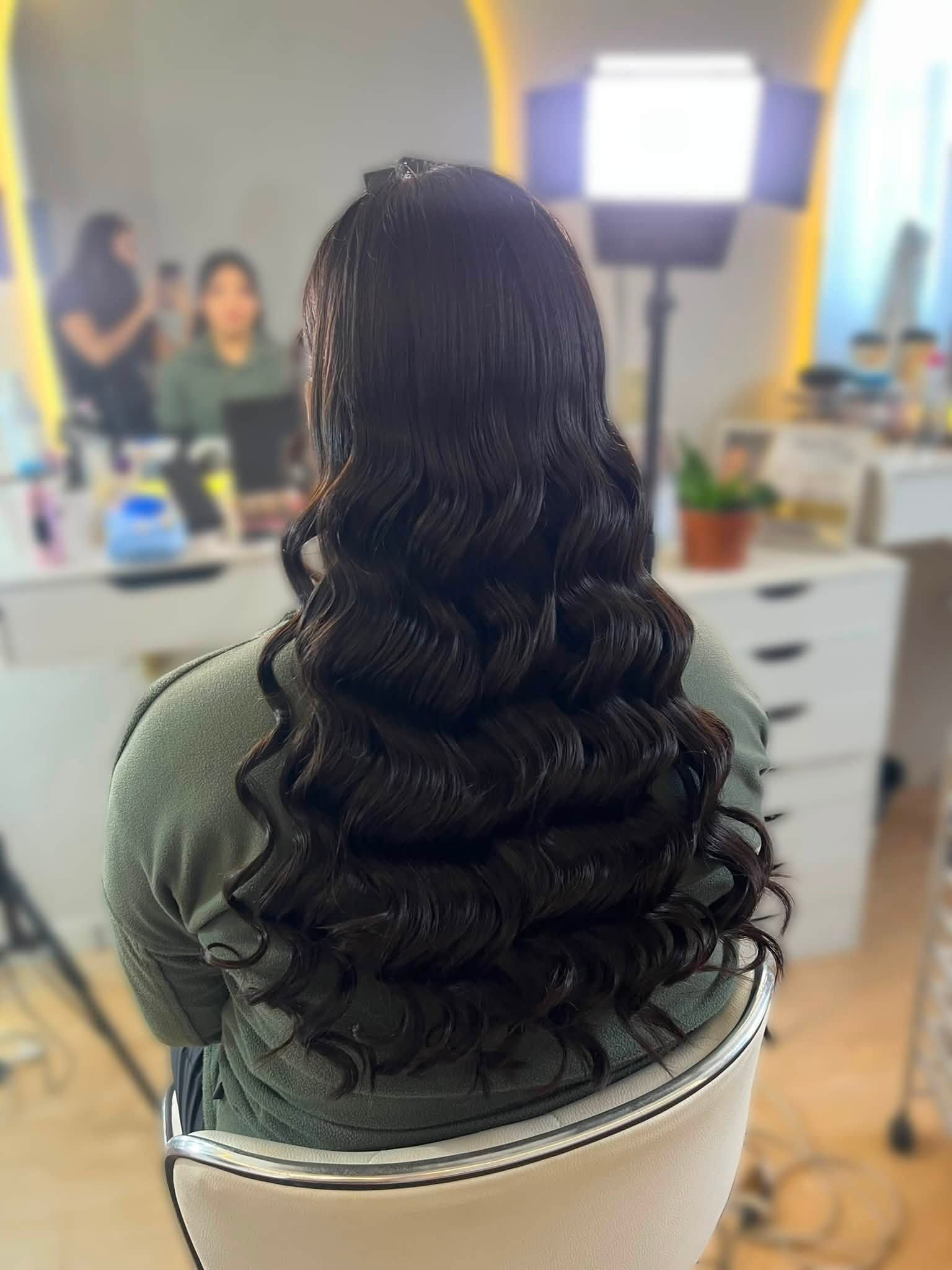 Peinado de cabello oscuro con ondas marcadas visto desde atrás