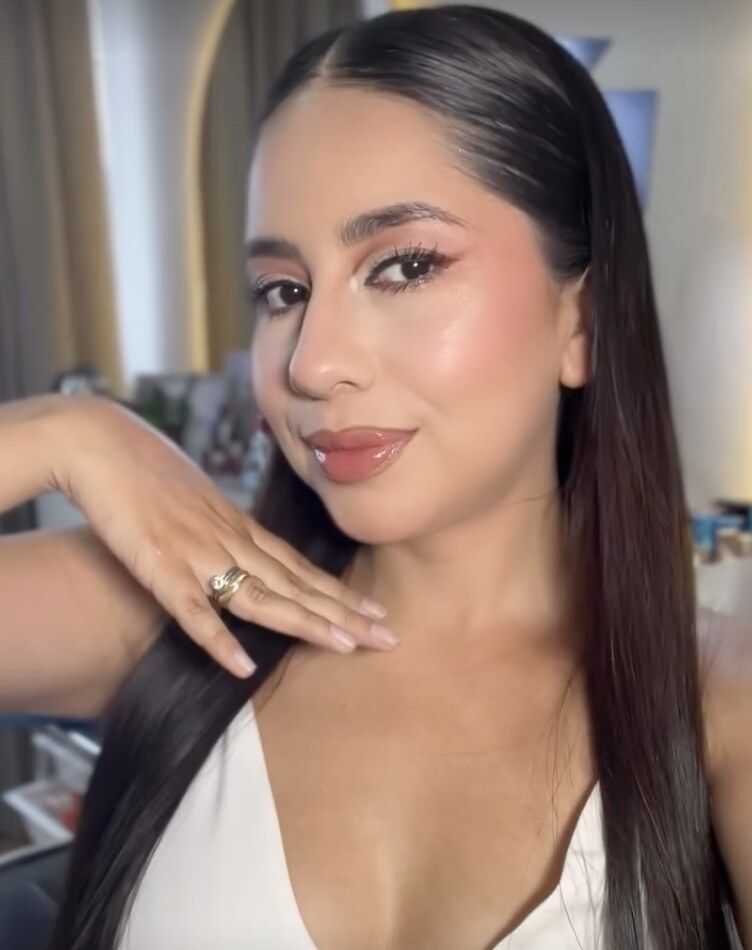 Maquillaje natural con piel luminosa, cabello lacio y labios nude