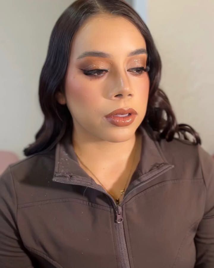 Maquillaje en tonos tierra, ojos definidos y labios nude con blusa marrón