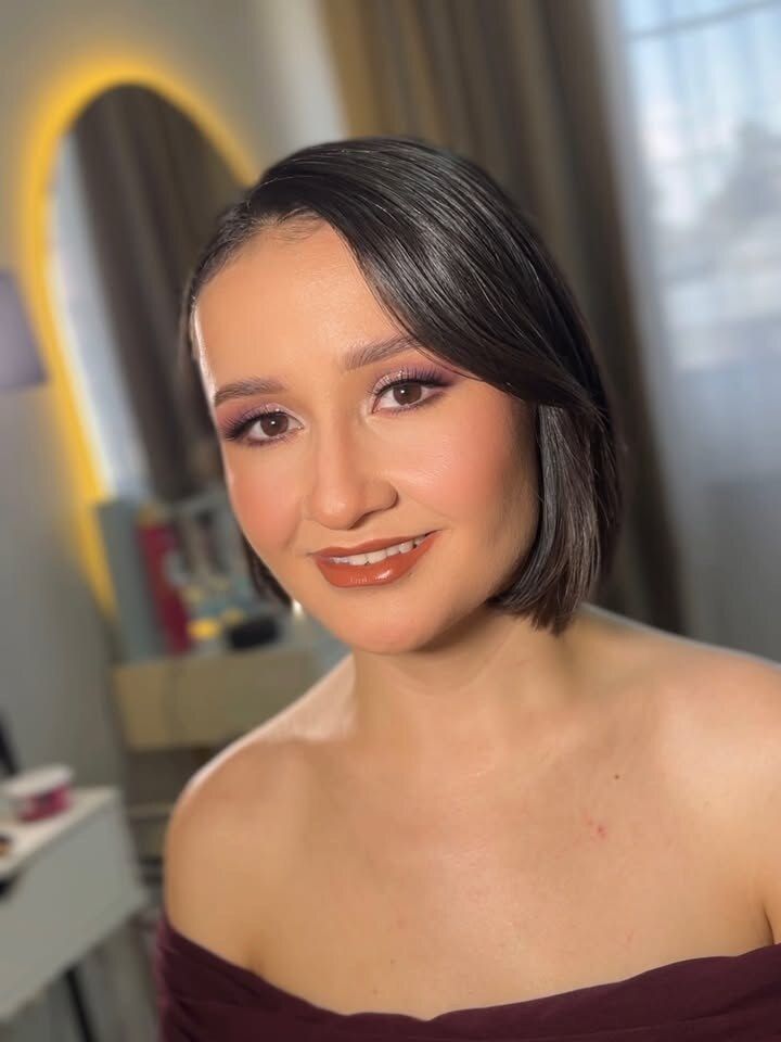 Maquillaje social en tonos cálidos con labios satinados, Michelle Corona Studio