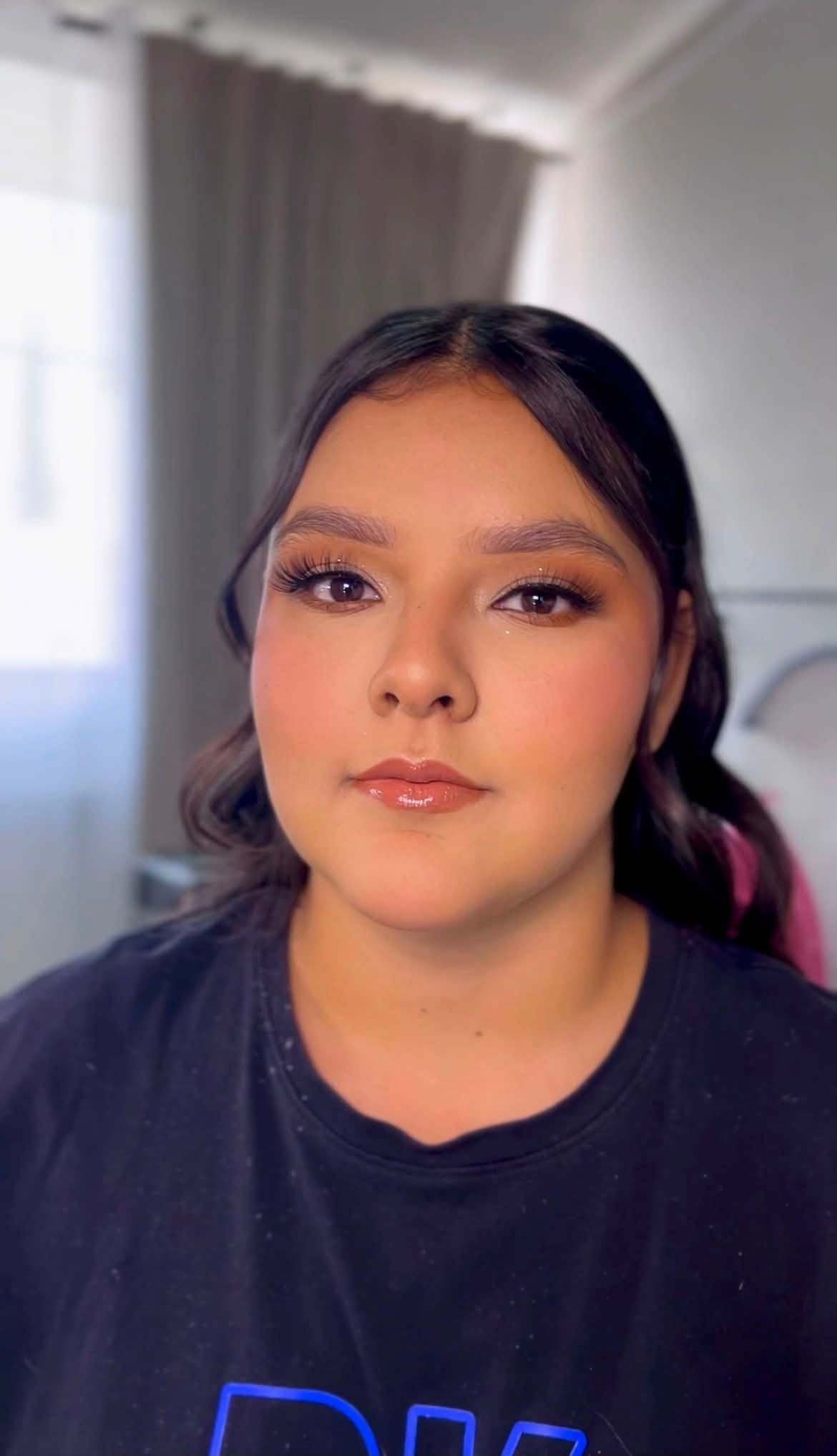 Maquillaje social con ojos definidos, labios rosa y cabello oscuro recogido