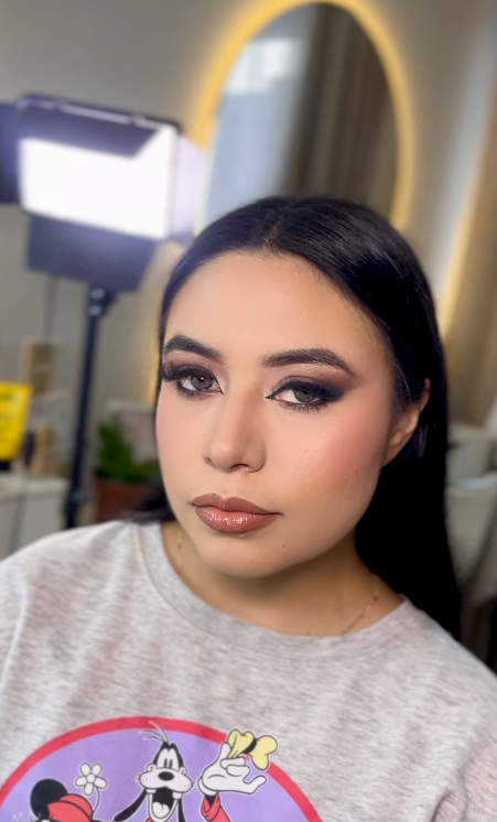Maquillaje de ojos ahumados en tonos malva y labios nude brillantes
